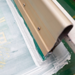 La Serigrafia: Un'Antica Arte di Stampa con Applicazioni Moderne