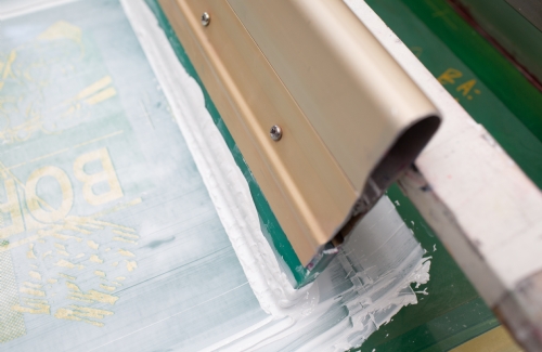La Serigrafia: Un'Antica Arte di Stampa con Applicazioni Moderne